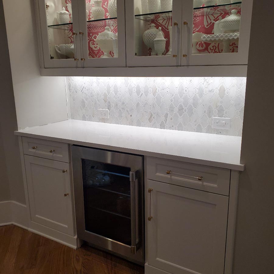 under-cabinet-lighting-in-kitchen-bar-area